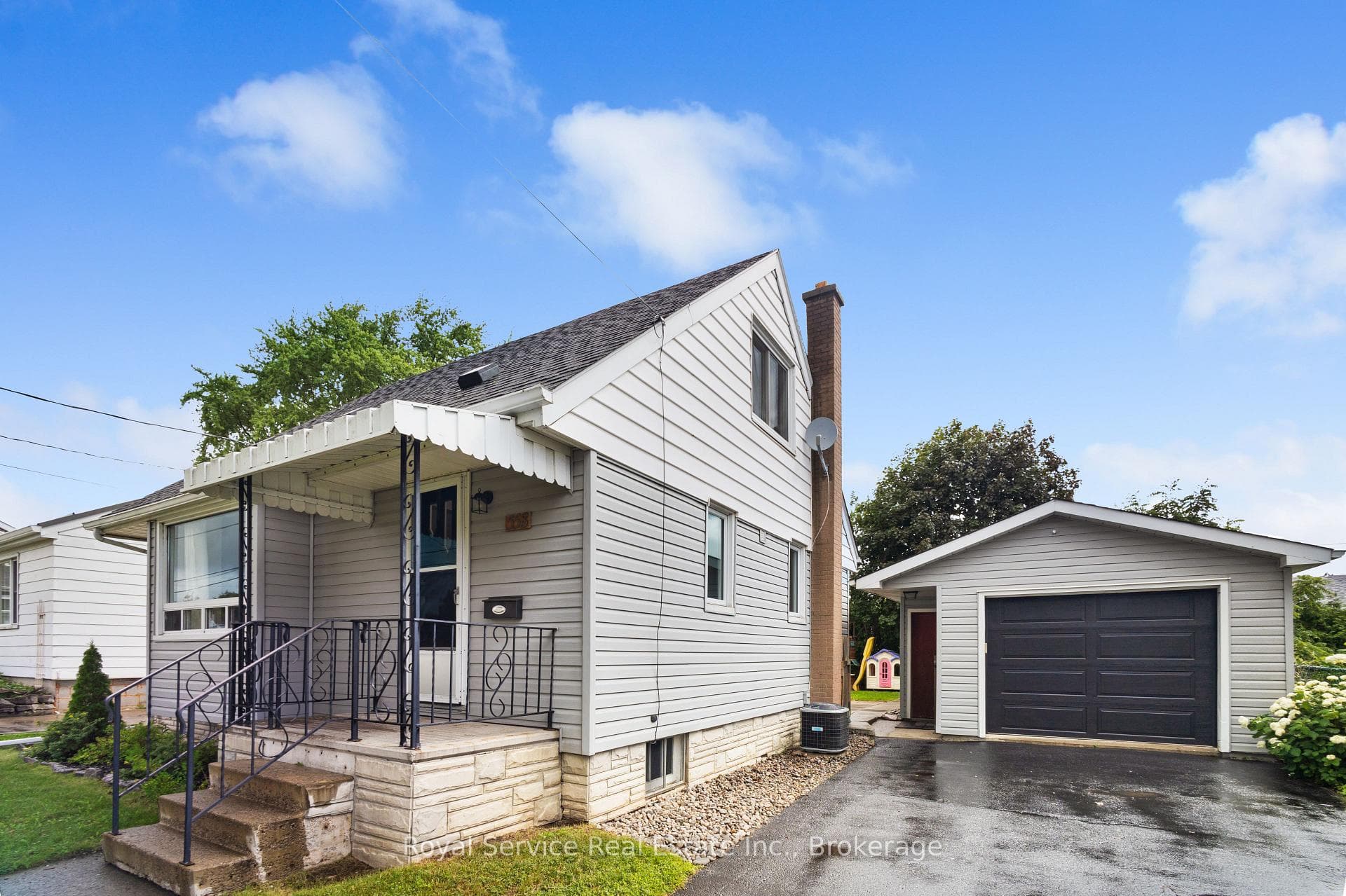Detached garage