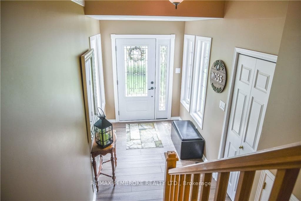 8 RIDGE Drive photo 3