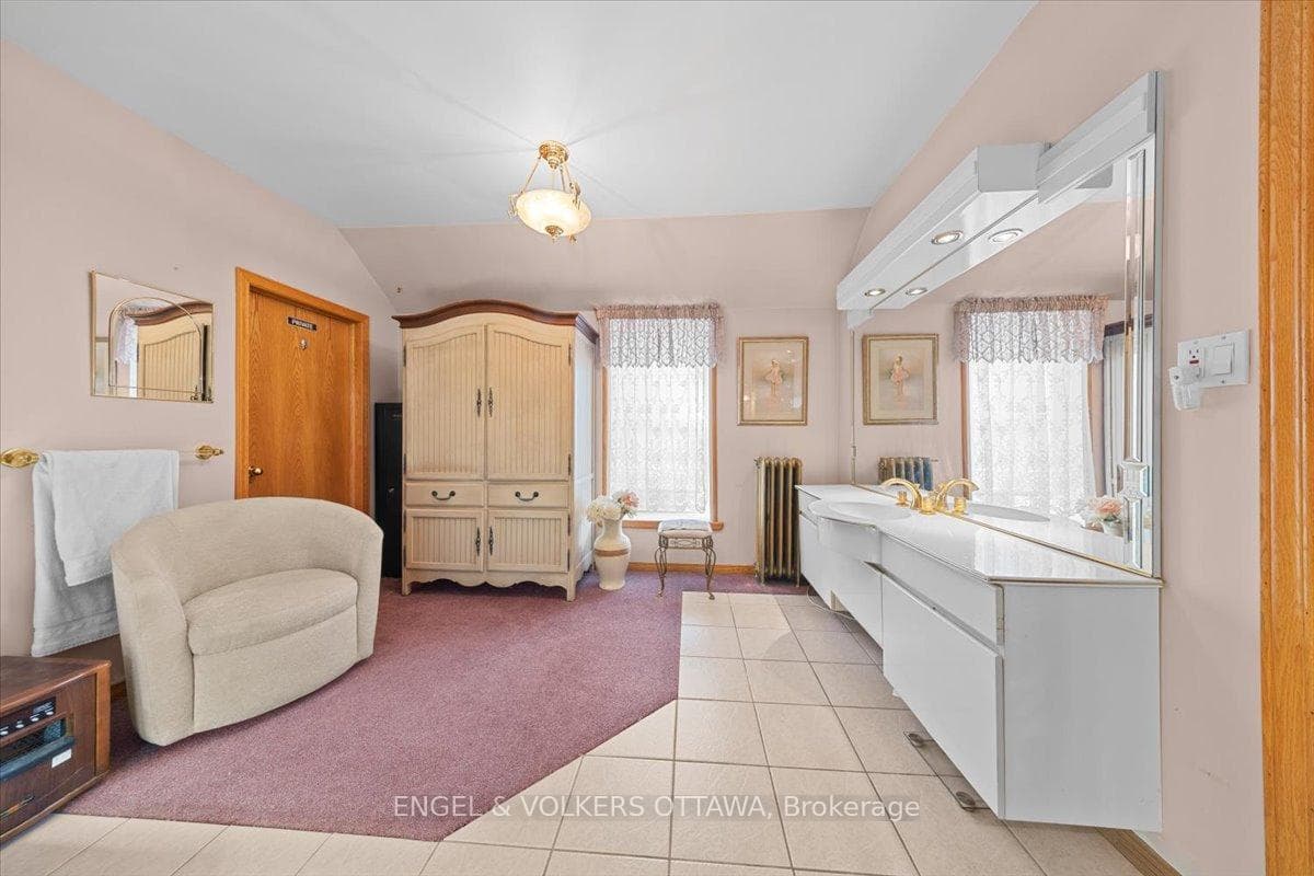 528 St Lawrence Street photo 36