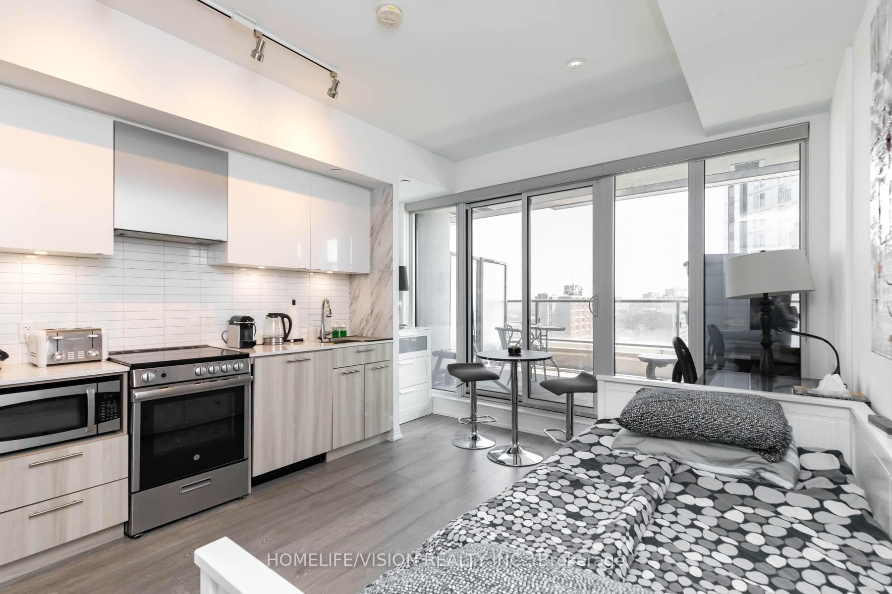 251 JARVIS Street Unit 915 photo 9