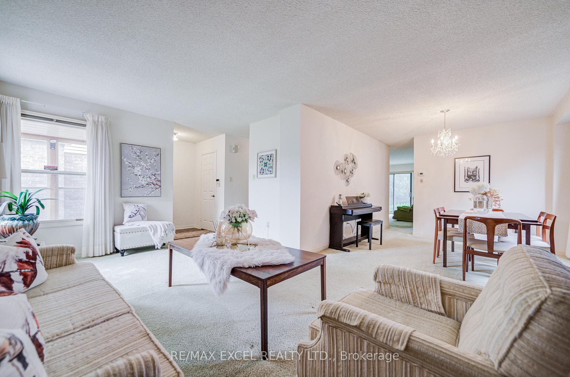 74 Holmbush Crescent photo 11