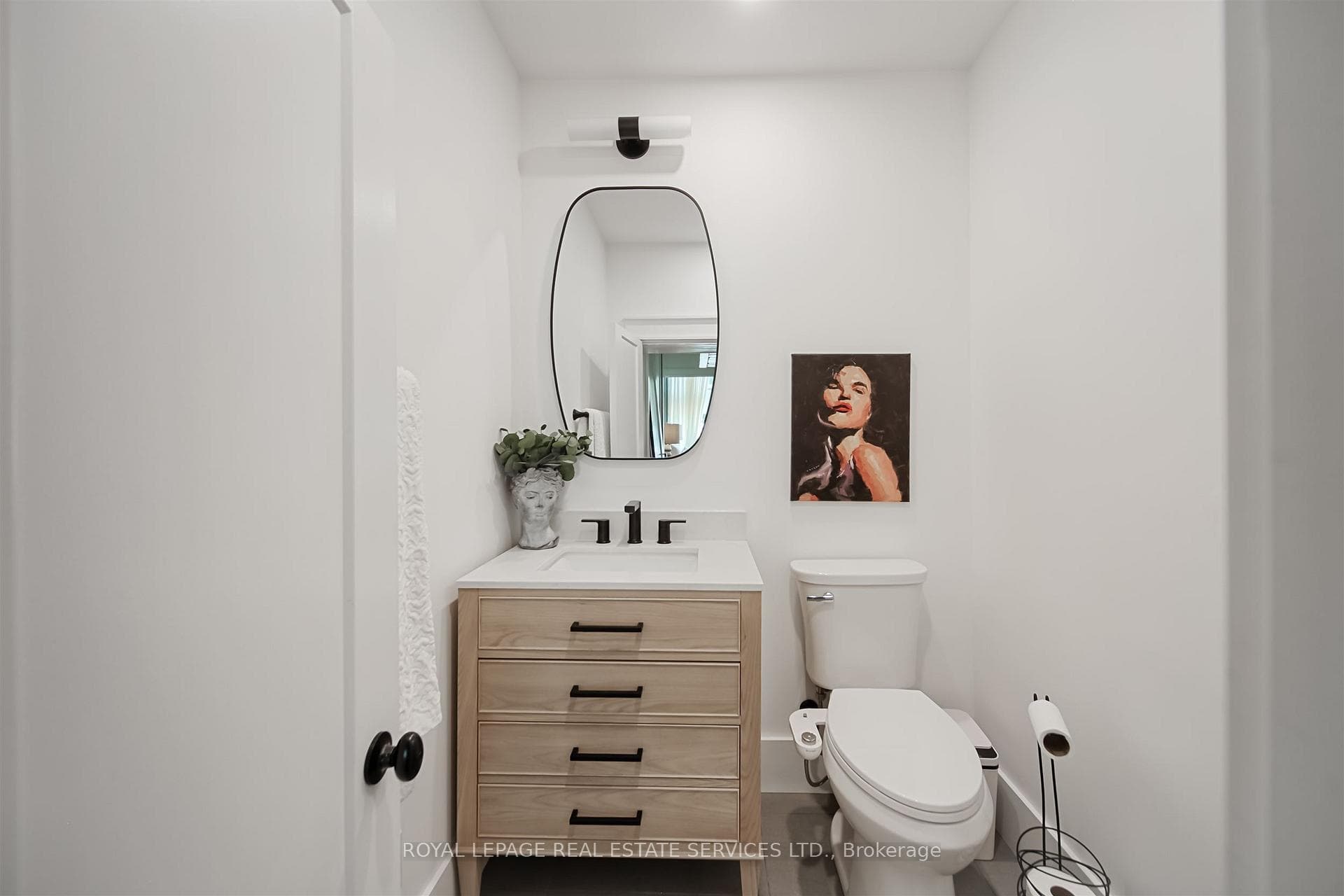 Street Level: Full Bath