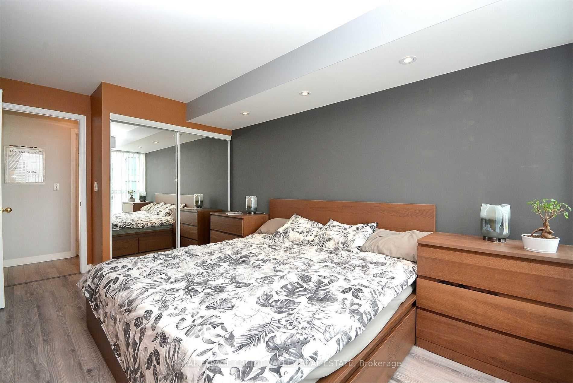 2565 Erin Centre Boulevard Unit 1105 photo 16