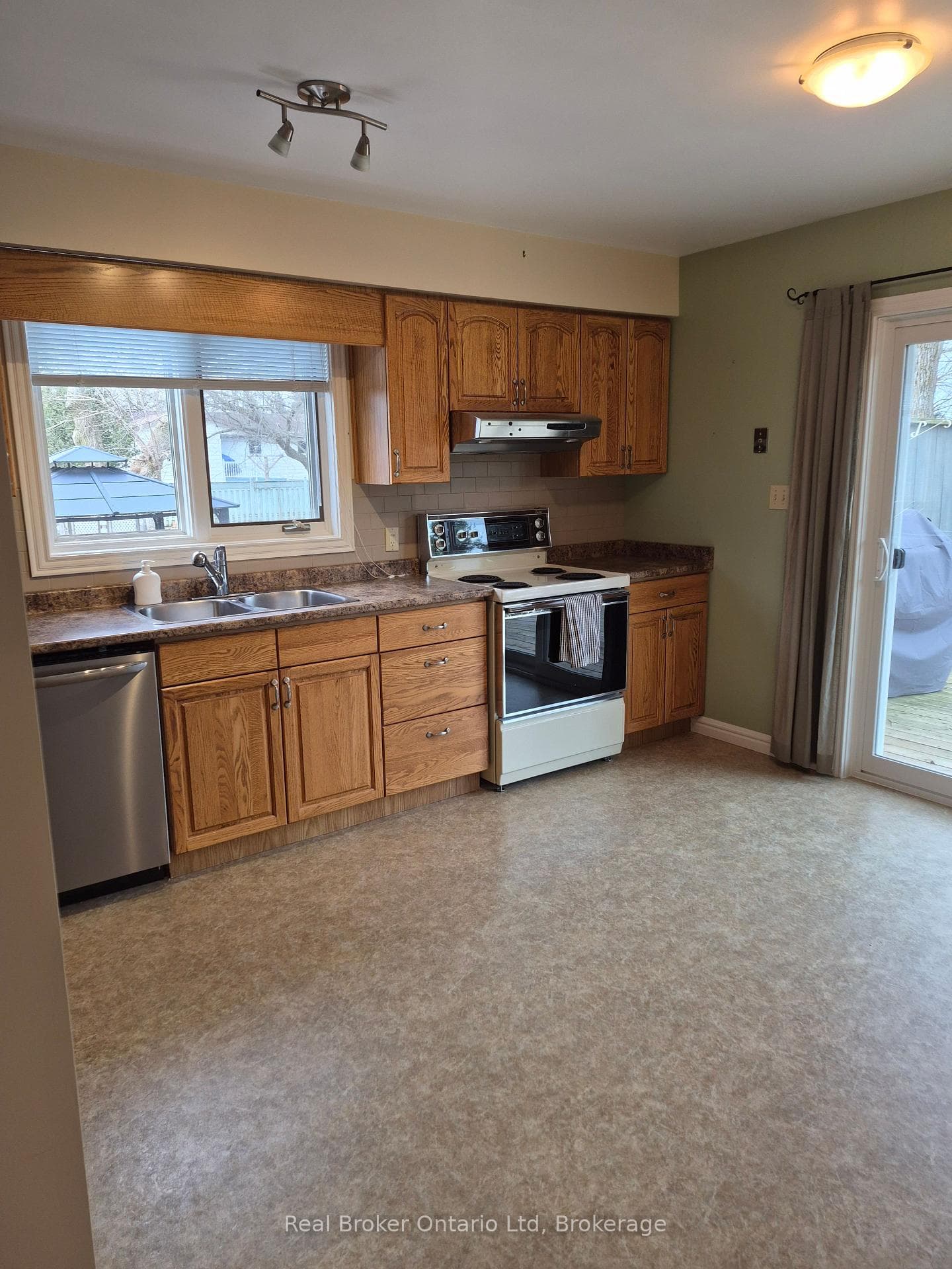 2022 7th Avenue photo 3