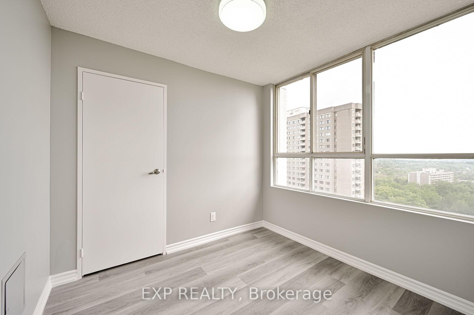 3695 Kaneff Crescent Unit 1404 photo 23
