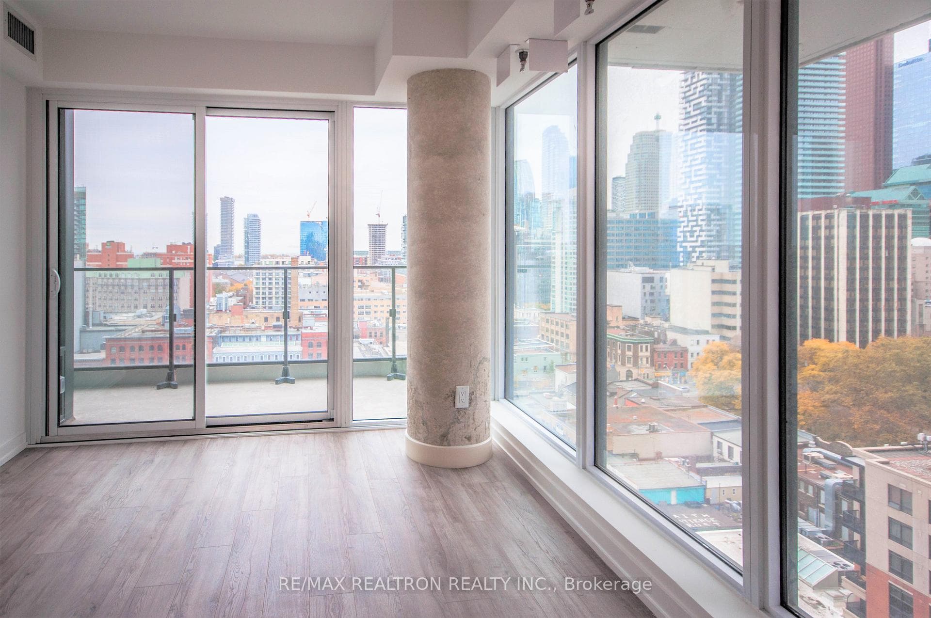 77 Shuter Street Unit 1602 photo 11