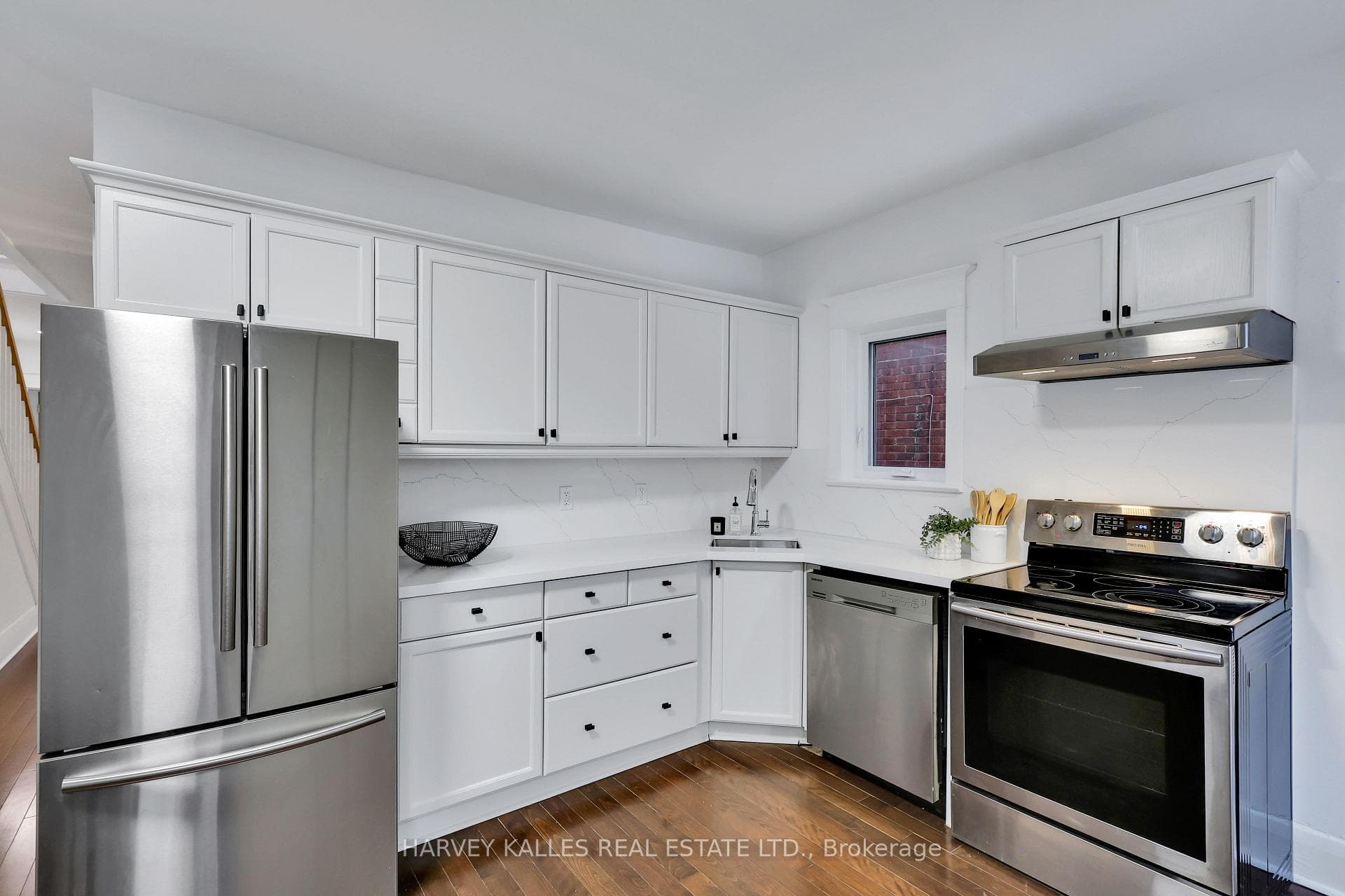 318 Forman Avenue photo 17