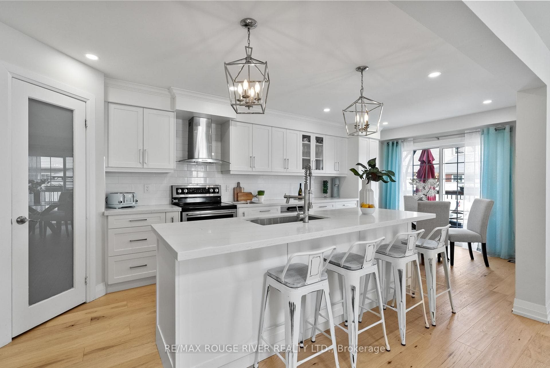 94 Donlevy Crescent photo 7
