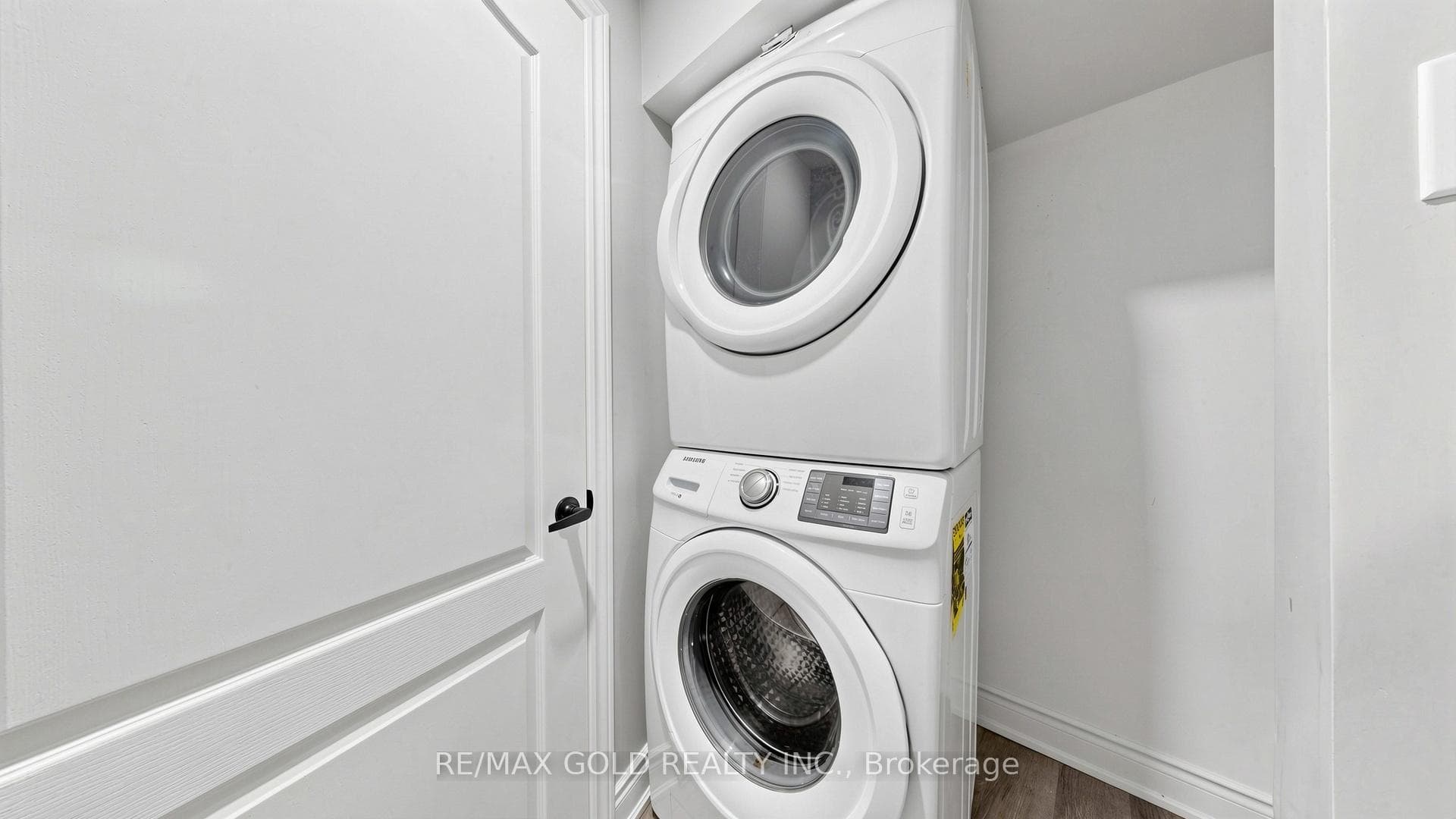 9 Edgewater Court photo 38