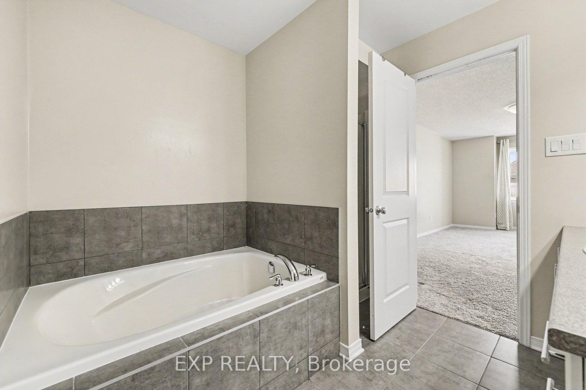 450 Ashbourne Crescent photo 24