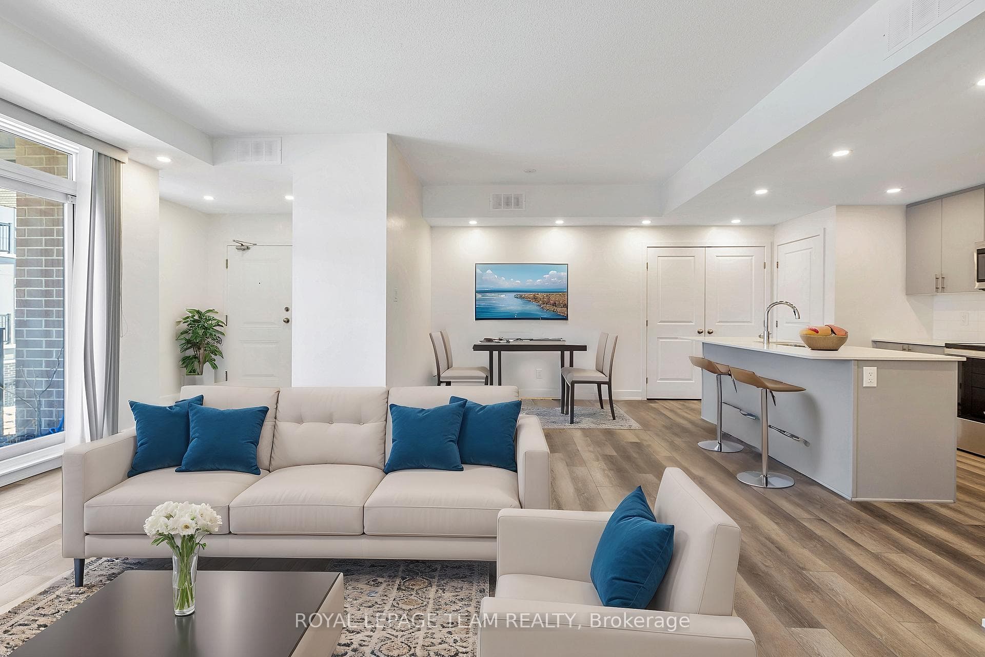 Virtually staged living/dining room