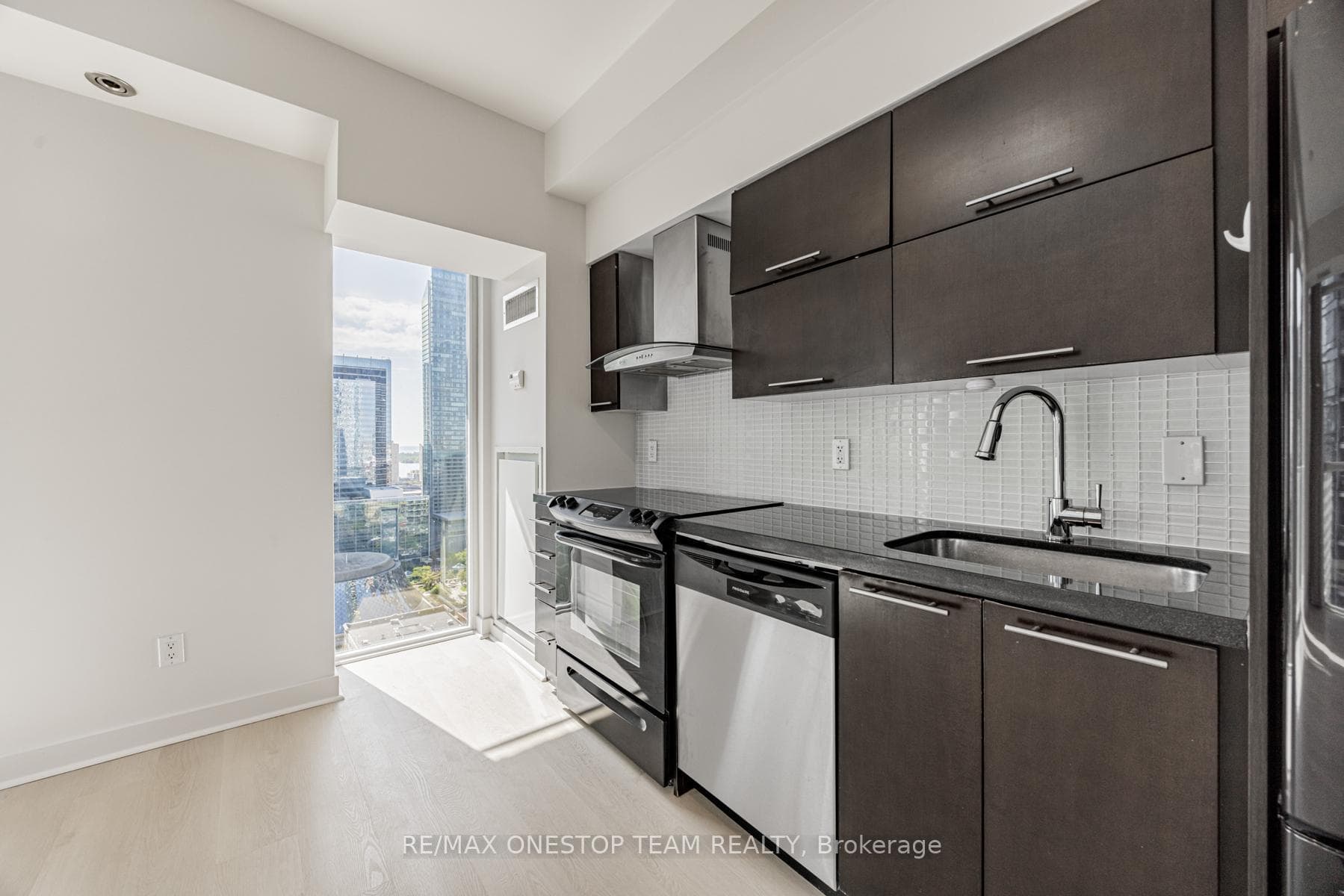 126 Simcoe Street Unit 2608 photo 3
