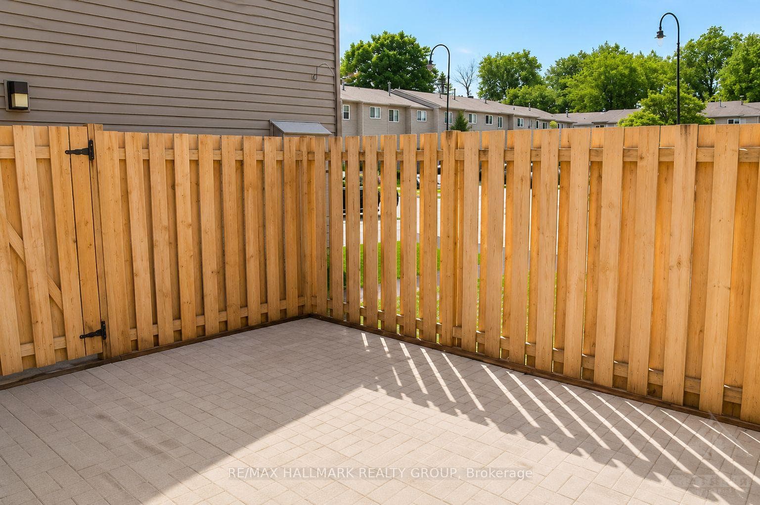 1374 PEREZ Crescent photo 14