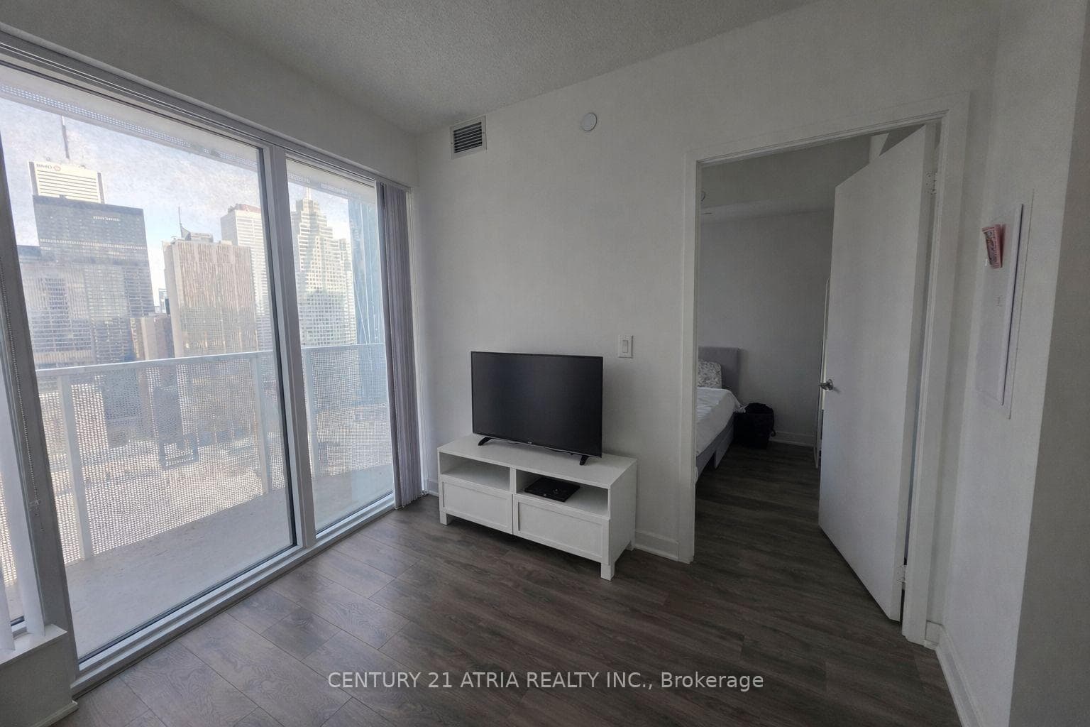 88 Harbour Street Unit 4002 photo 3