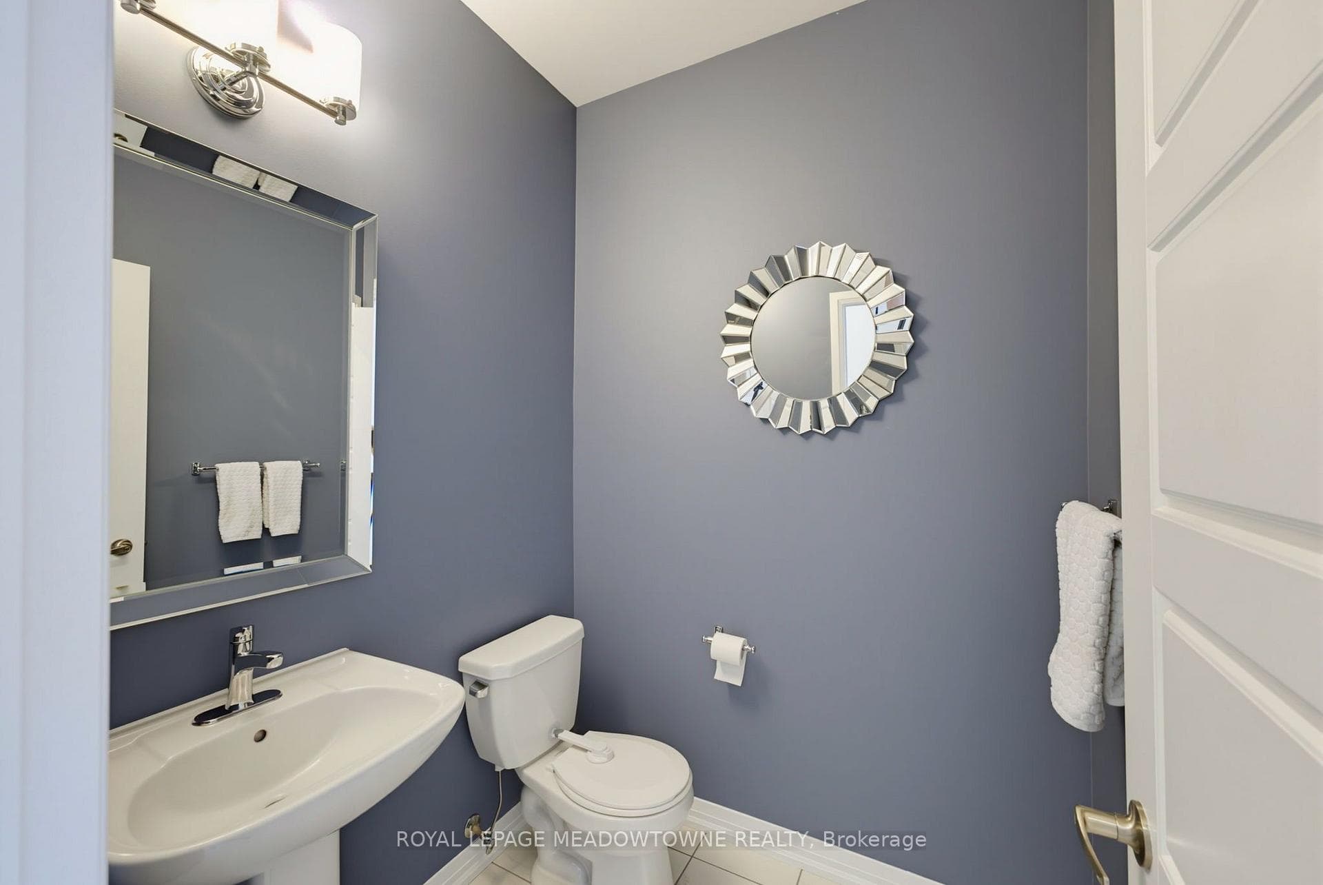 779 Banks Crescent photo 14