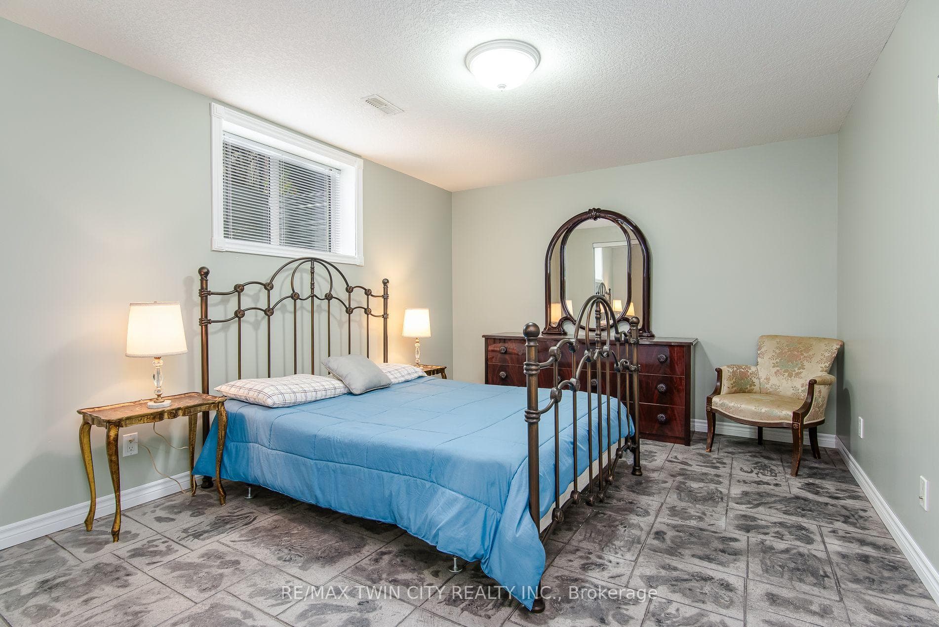 190 Laschinger Boulevard photo 37