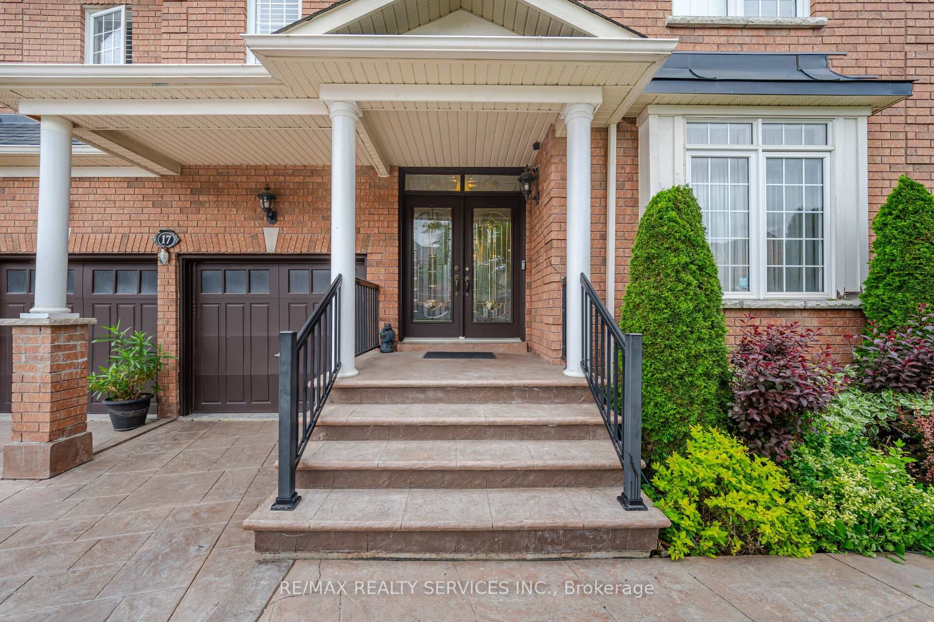 17 Regis Circle photo 2