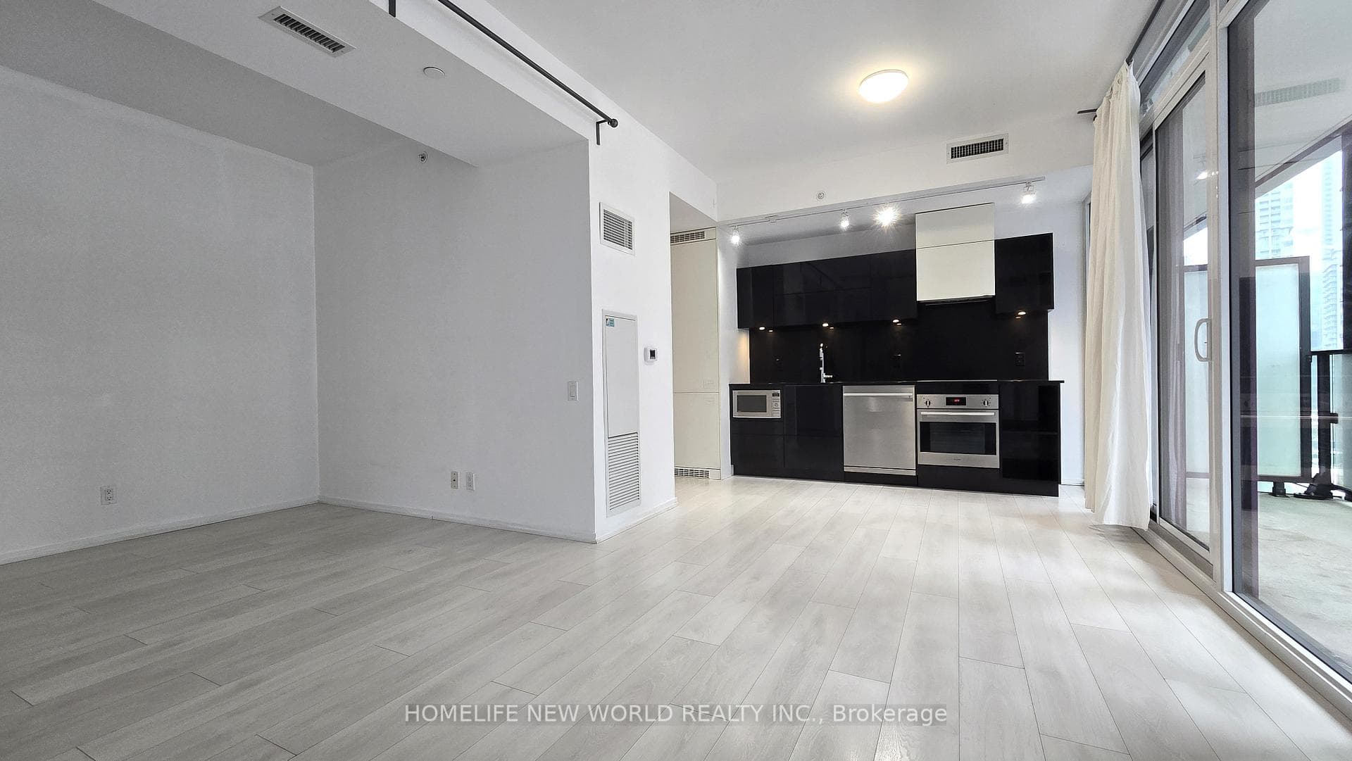 125 Peter Street Unit 1213 photo 2