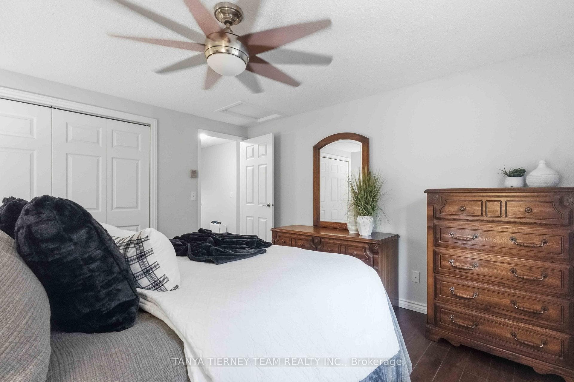 215 Seneca Avenue photo 25