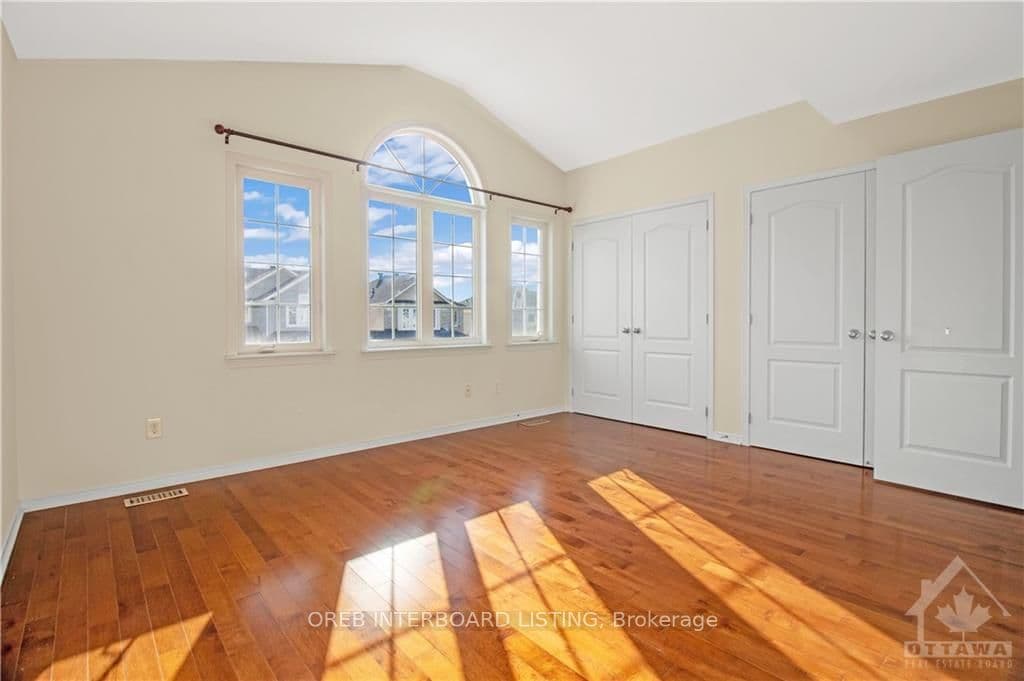 541 CARINA Crescent photo 23