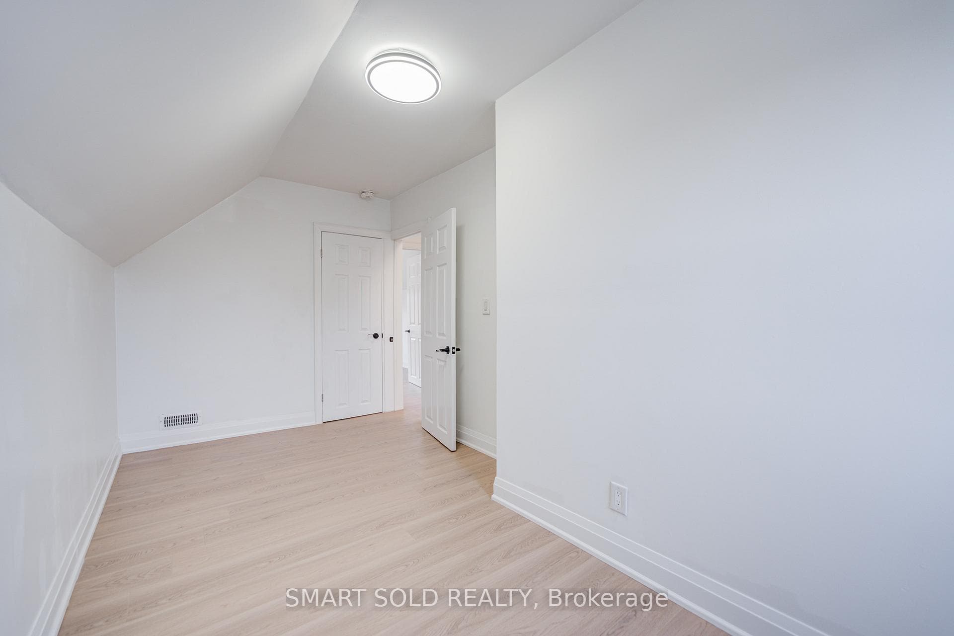 1081 Gerrard Street photo 28
