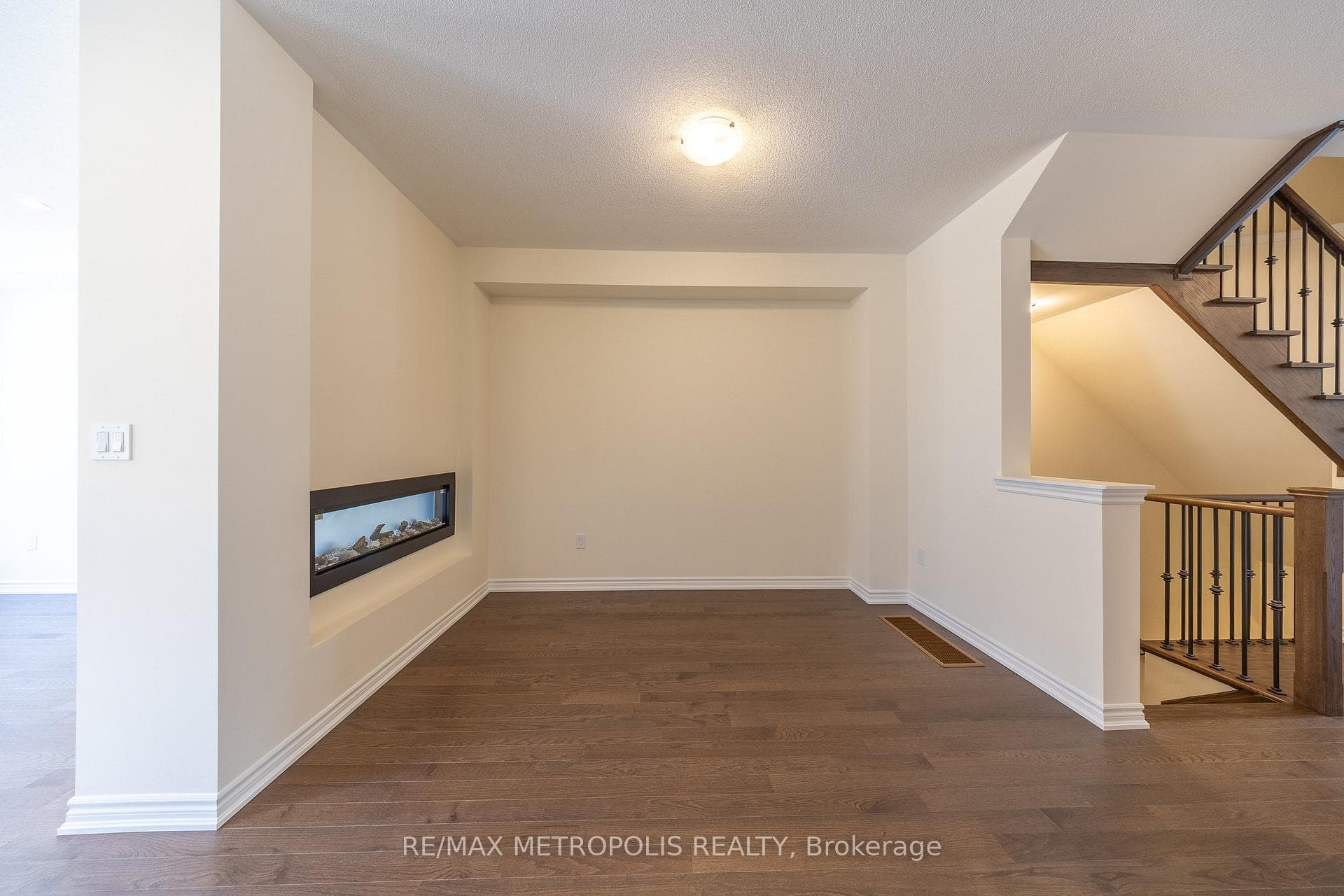 60 Mountainside Crescent photo 8