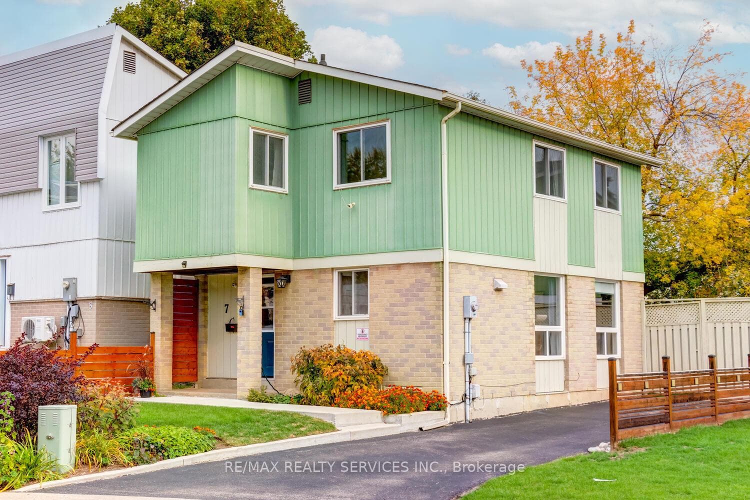 7 Hamlet Court photo 1