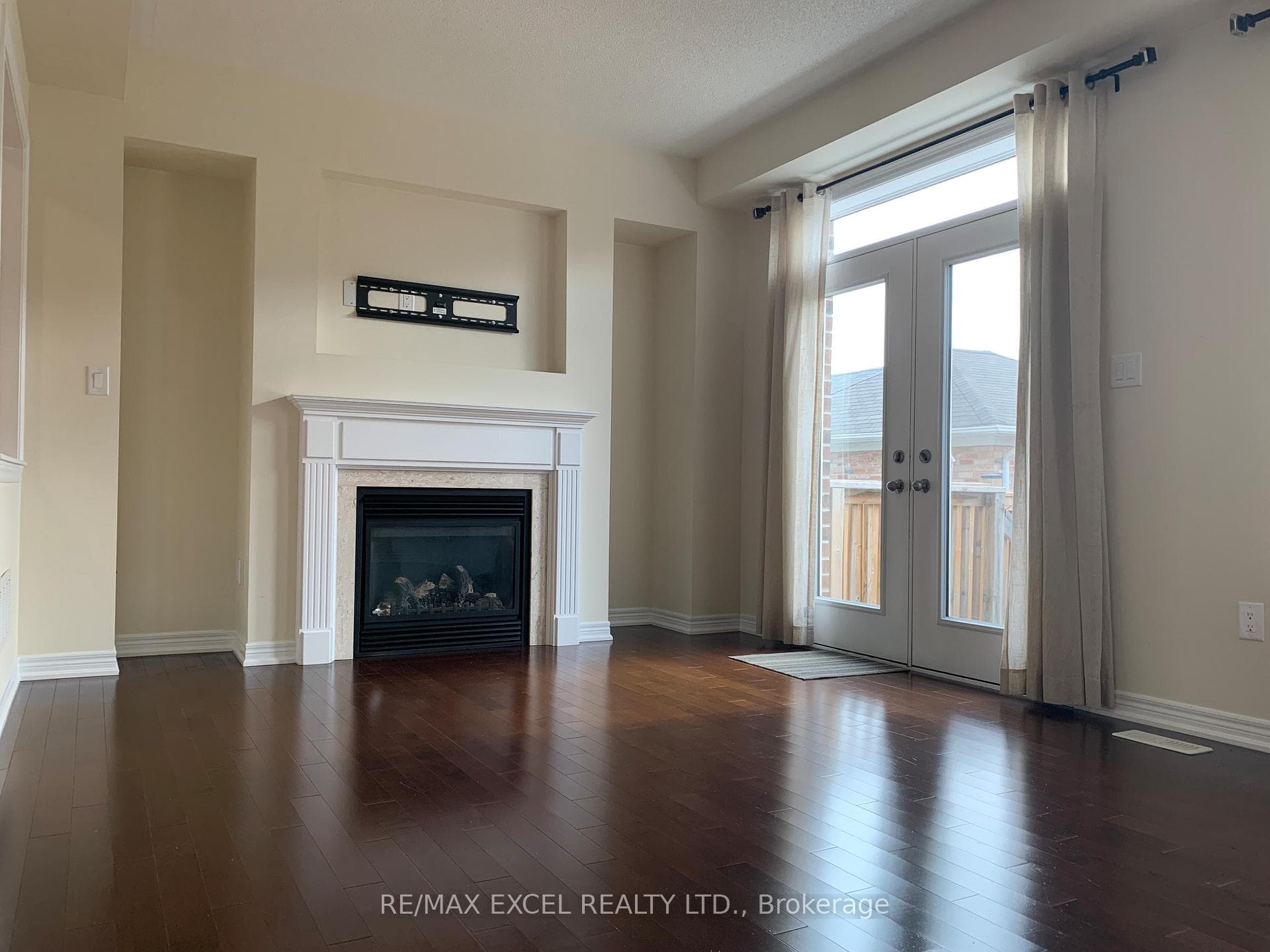 80 Diamond Jubilee Drive photo 9