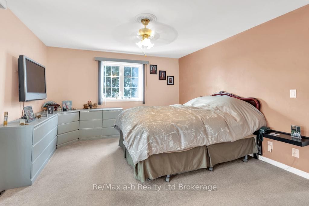 14 Jasper Heights photo 15