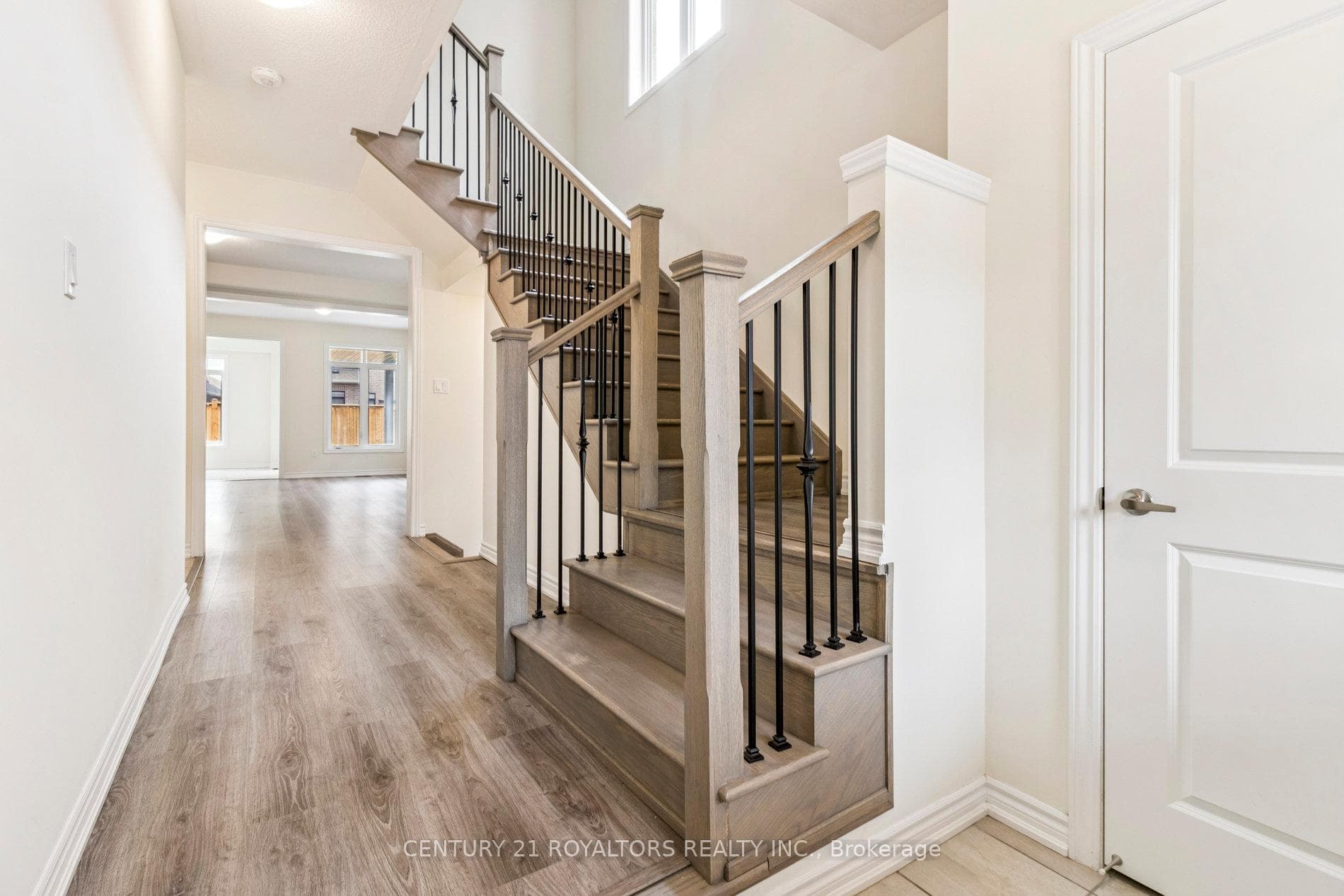 25 Ferragine Crescent photo 4