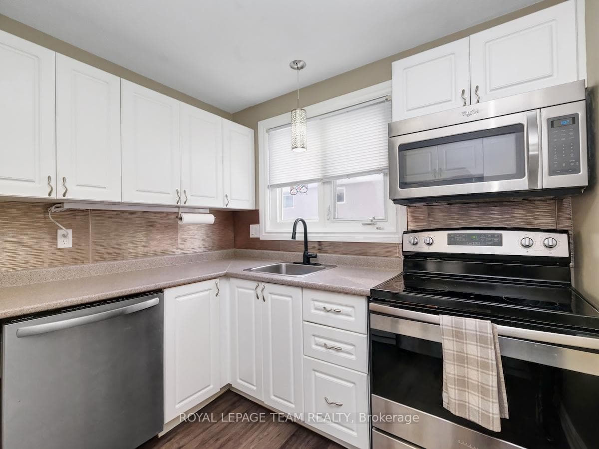 1711 LAMOUREUX Drive Unit D photo 12