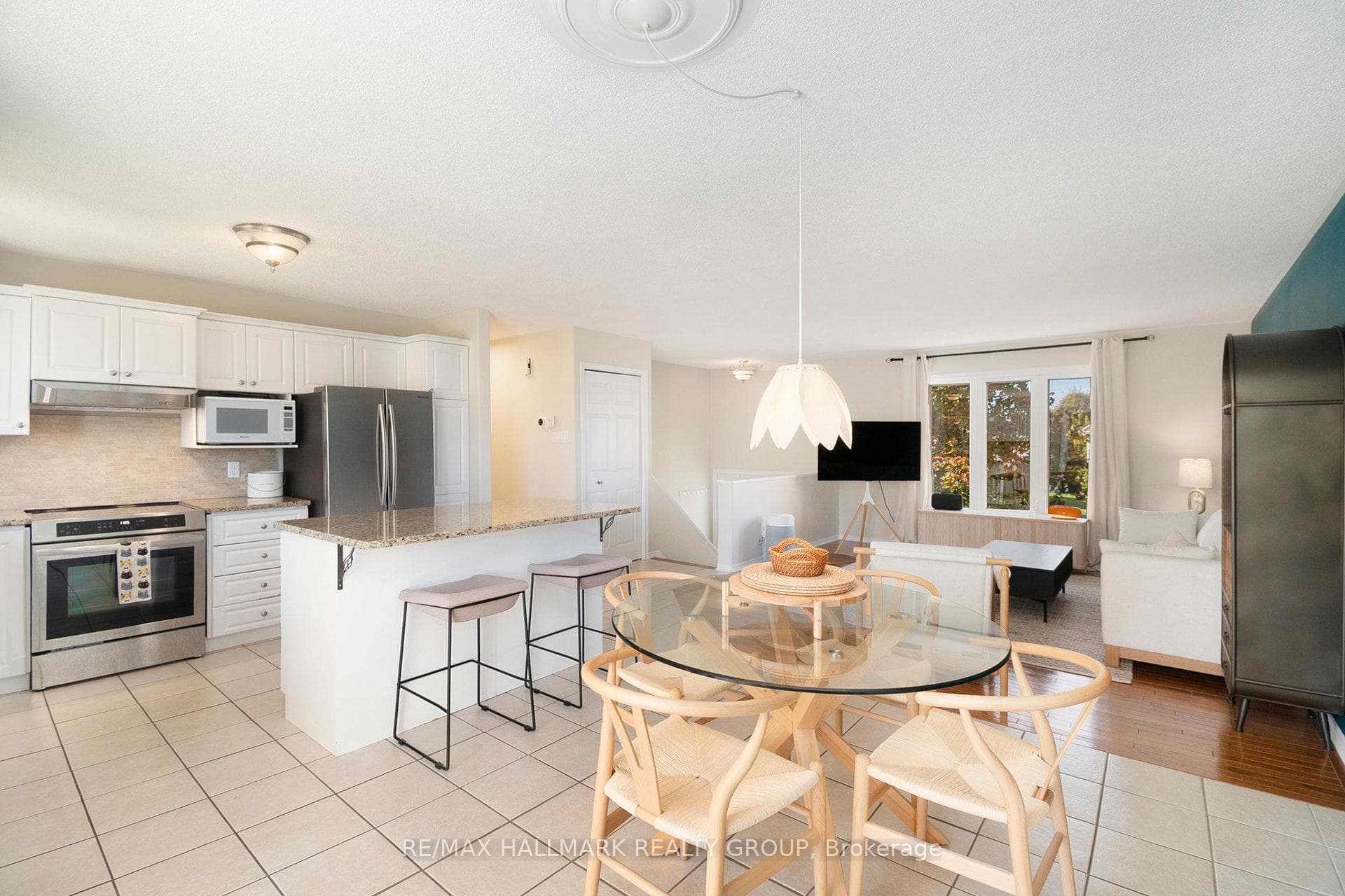 849 Laval Street photo 5
