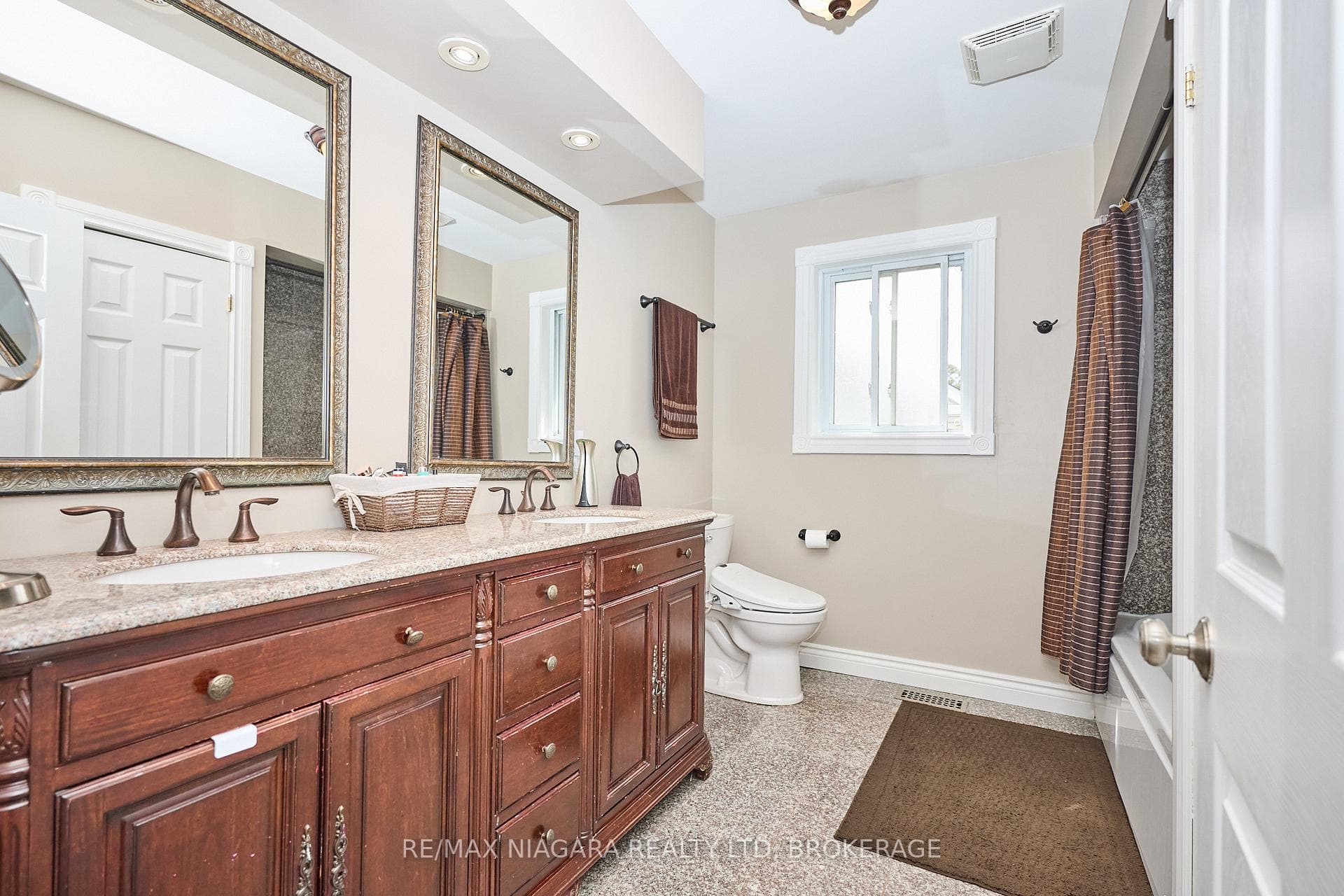 5pc Bathroom - Upper Level