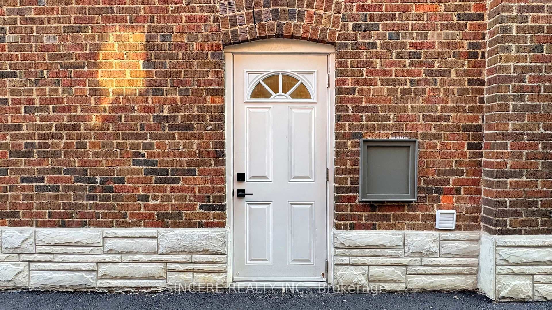 123 Lawrence Avenue photo 47