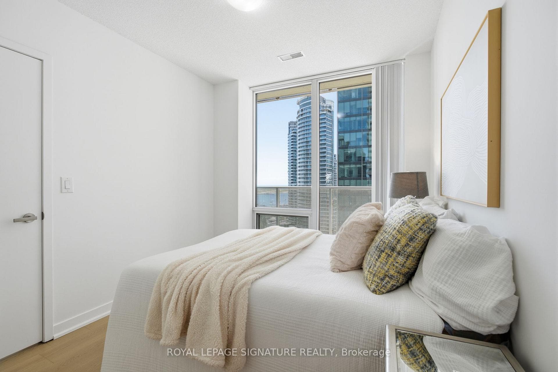 88 Harbour Street Unit 1710 photo 17