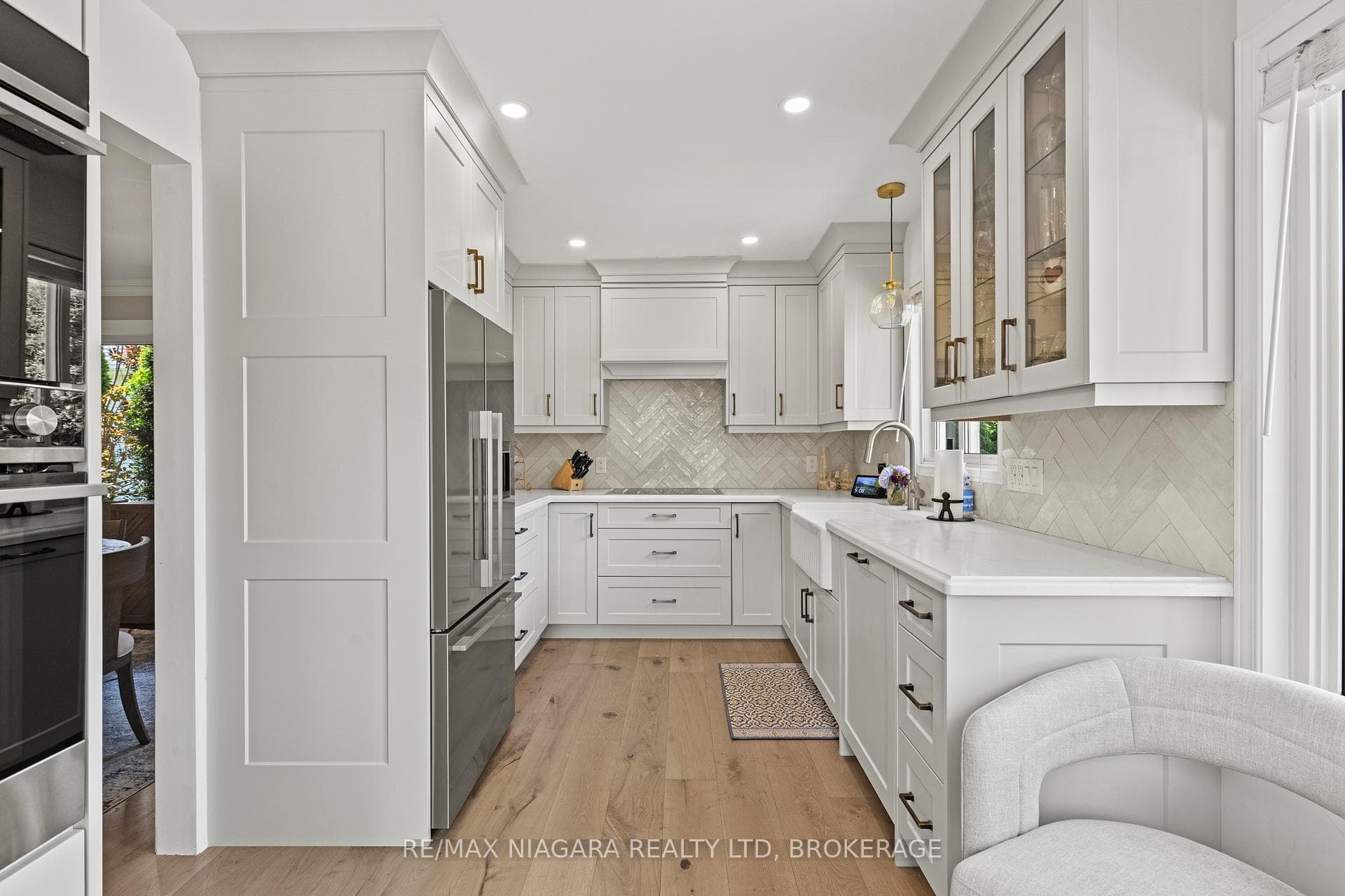 611 Victoria Street photo 17
