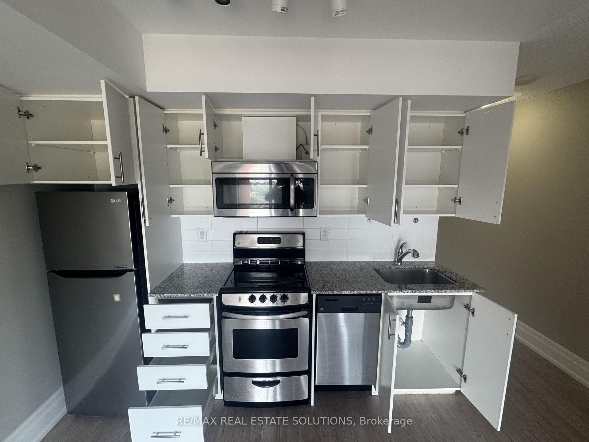 800 Lawrence Avenue Unit 516 photo 8