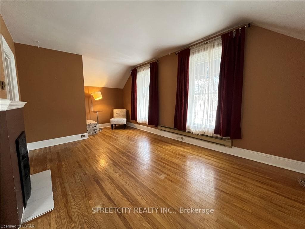 219 BROCK Street photo 18