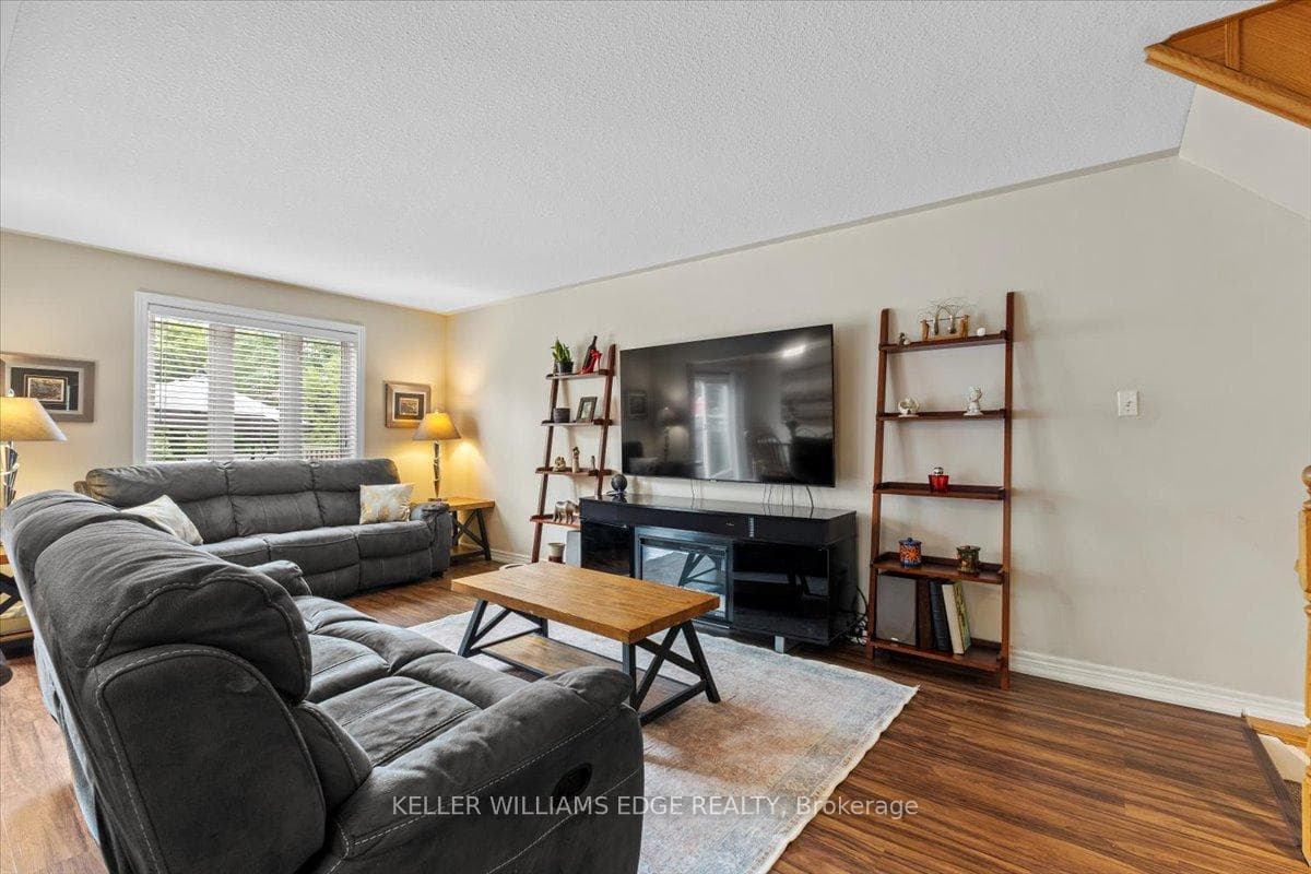 77 1/2 Marion Street photo 9