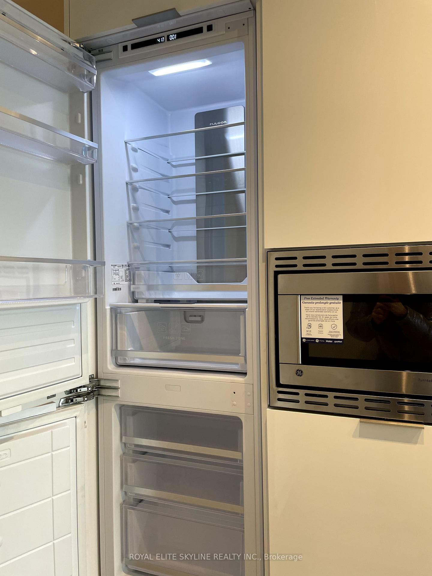 230 Simcoe Street Unit 2815 photo 8