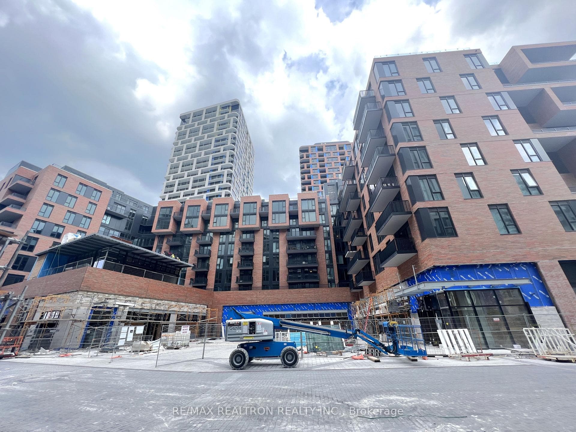 38 Simcoe Promenade Unit 707 photo 1