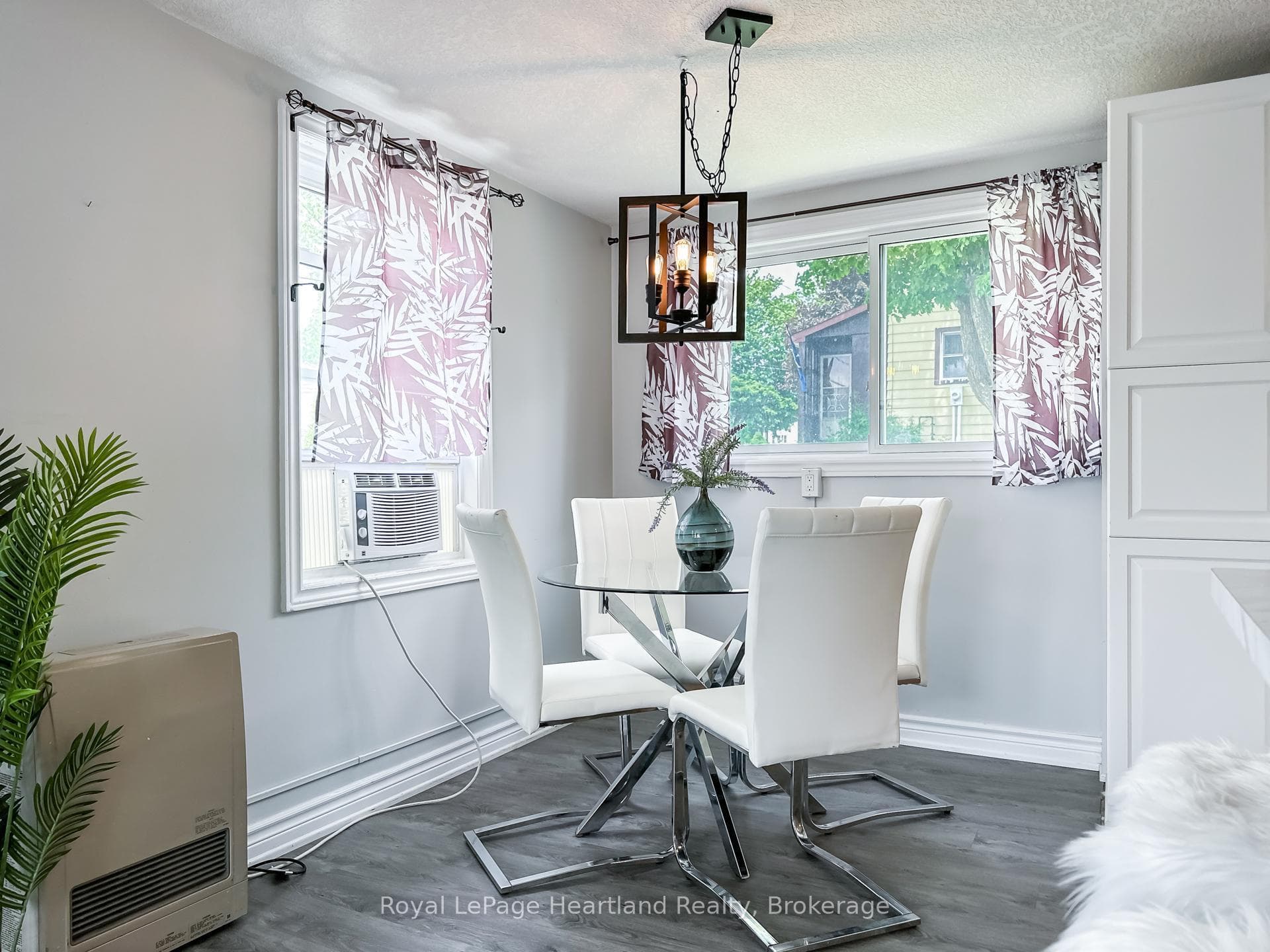 576 Queen Street photo 5