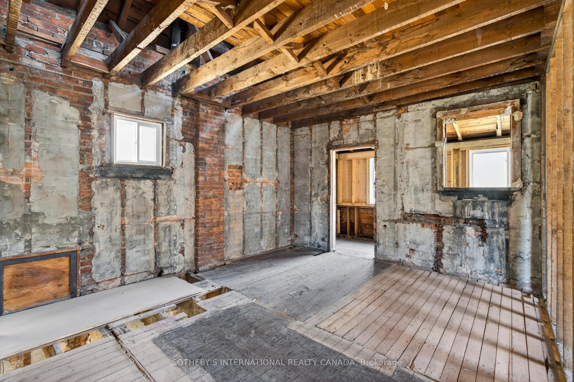 579 Indian Road photo 29