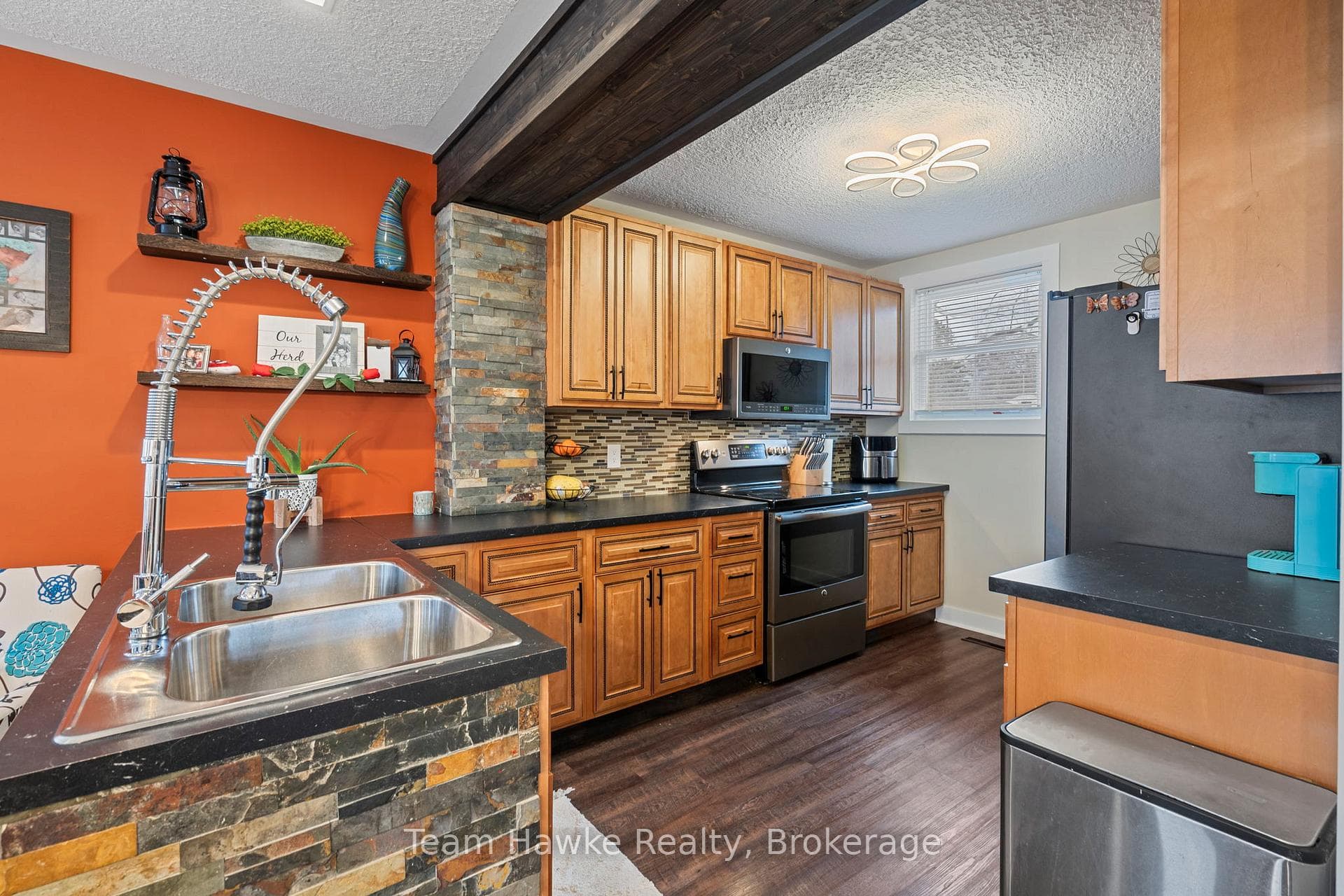 475 Colborne Street photo 9