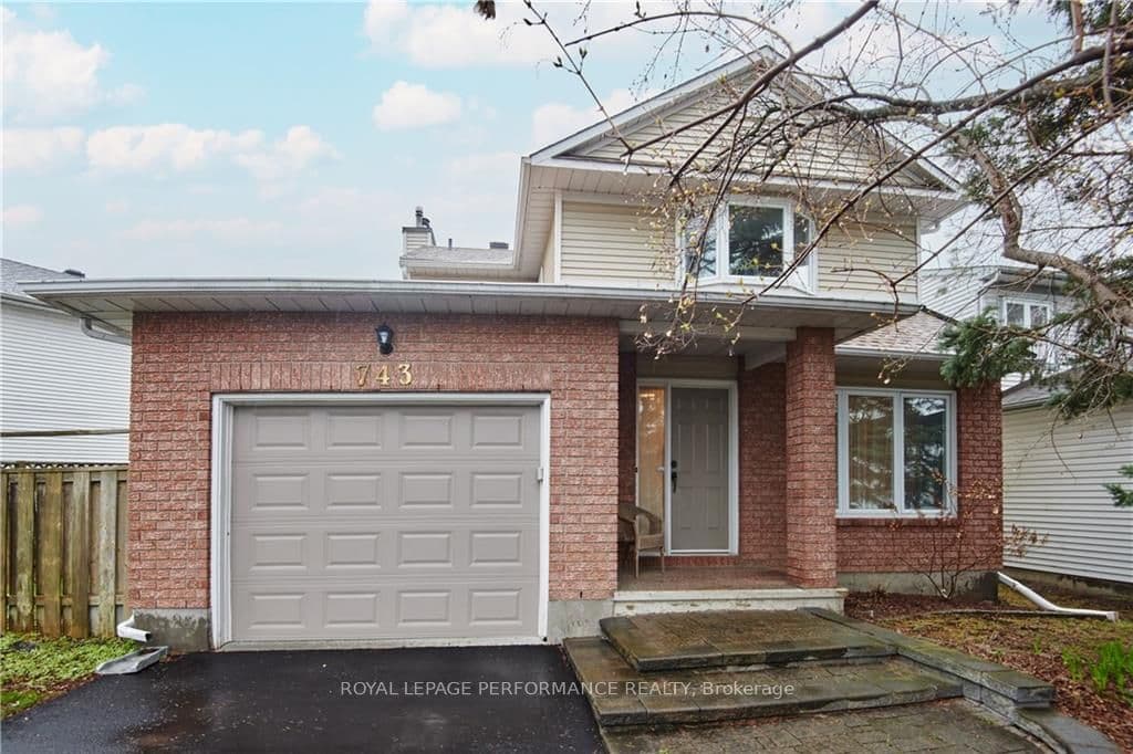 743 FARMBROOK Crescent photo 2