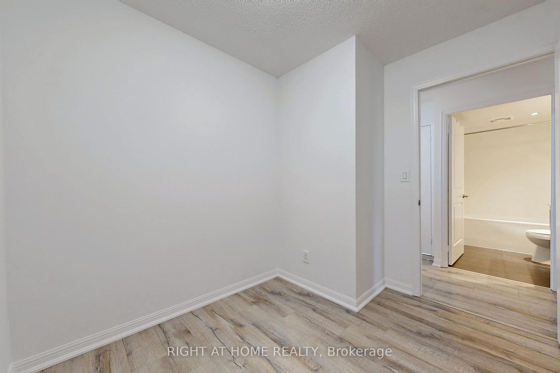 35 Bastion Street Unit 512 photo 21