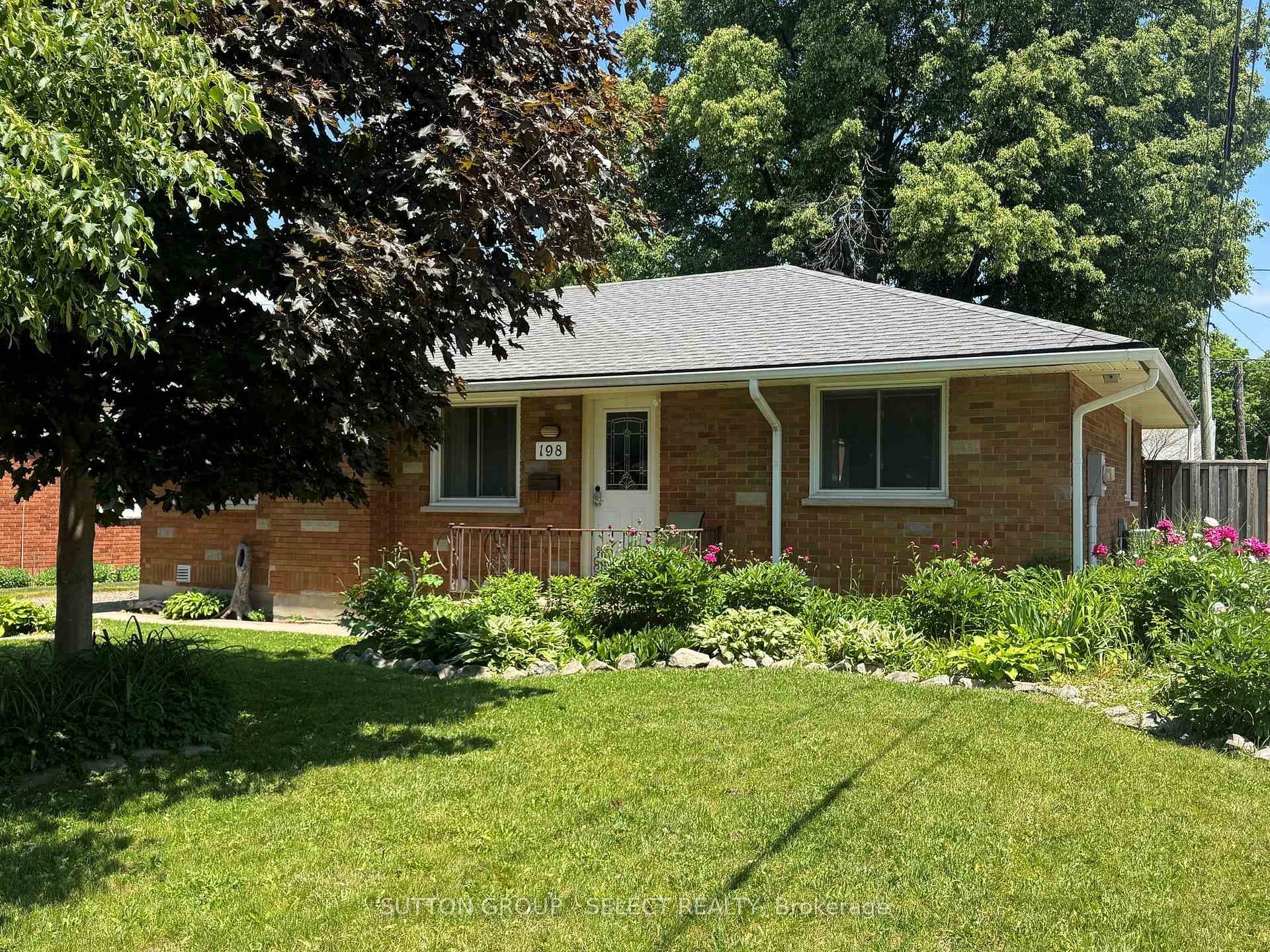 198 Arlington Crescent photo 1