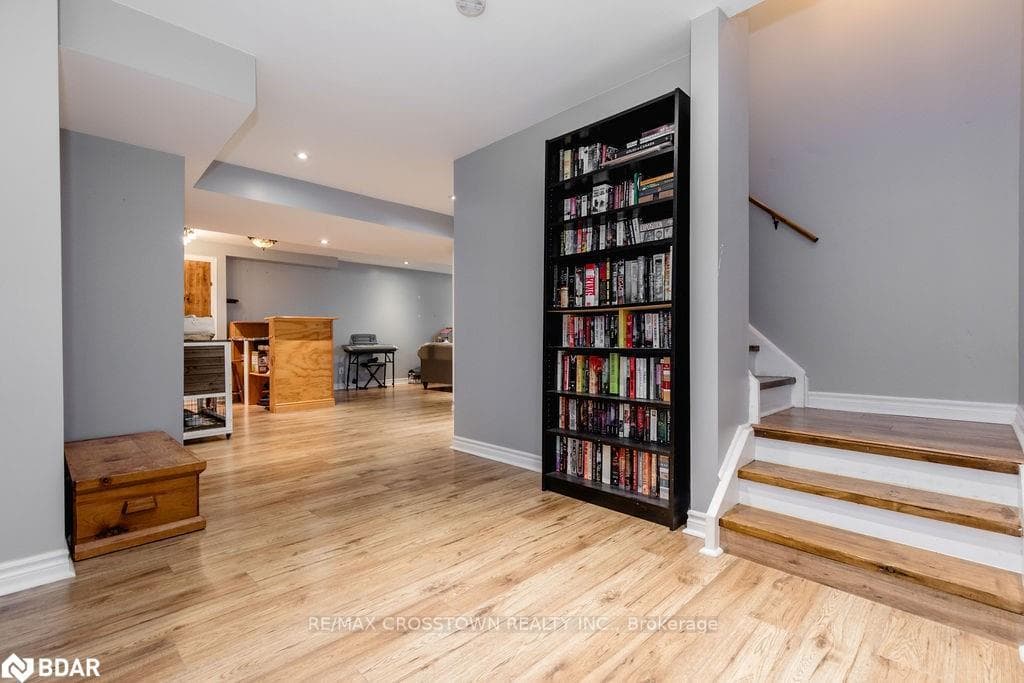 108 Mount Crescent photo 31