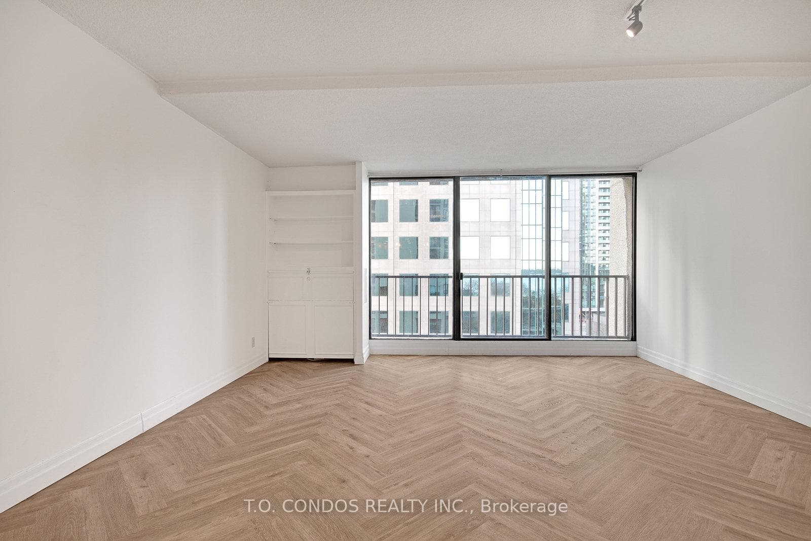 33 Harbour Square Unit 839 photo 5