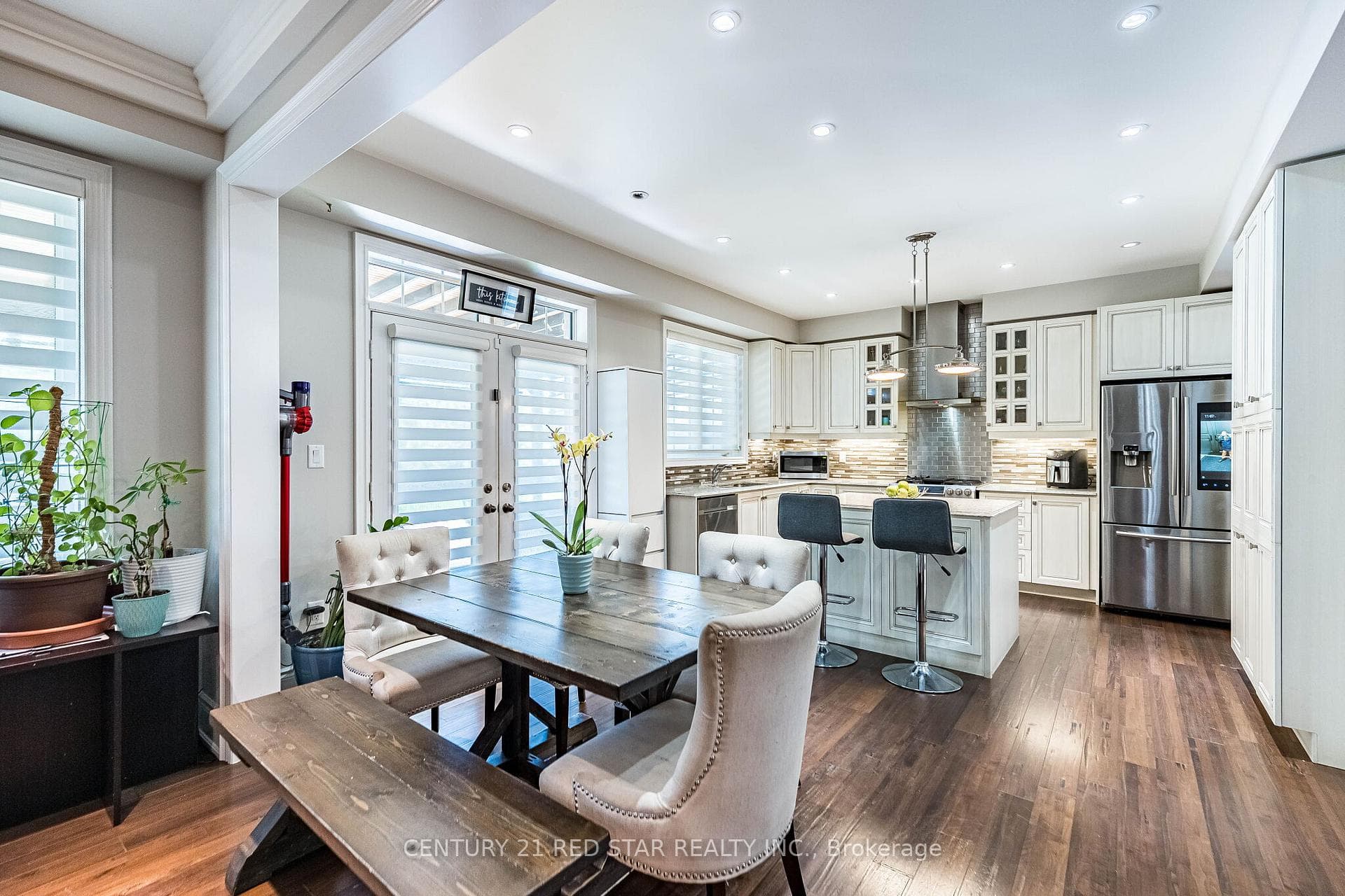 Upgraded kitchen with GAS stove